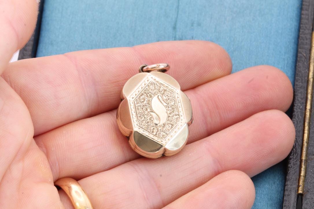 Antique 9ct Gold Decorative Ivy Chased Locket, c.1860