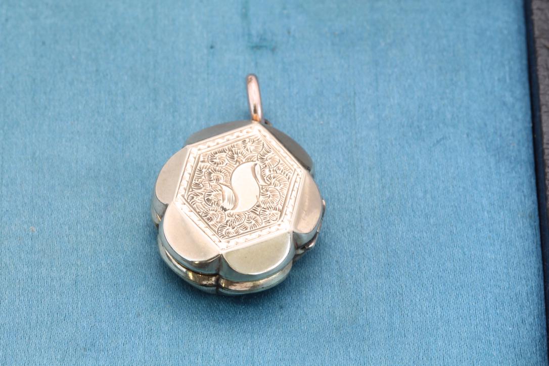 Antique 9ct Gold Decorative Ivy Chased Locket, c.1860