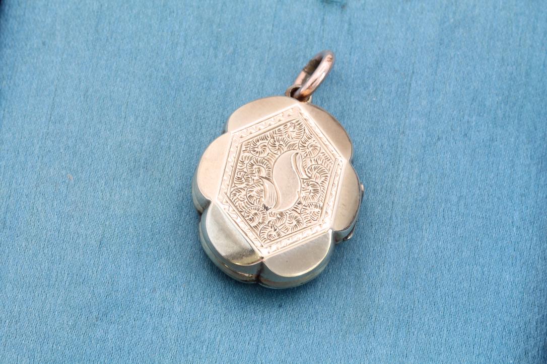 Antique 9ct Gold Decorative Ivy Chased Locket, c.1860