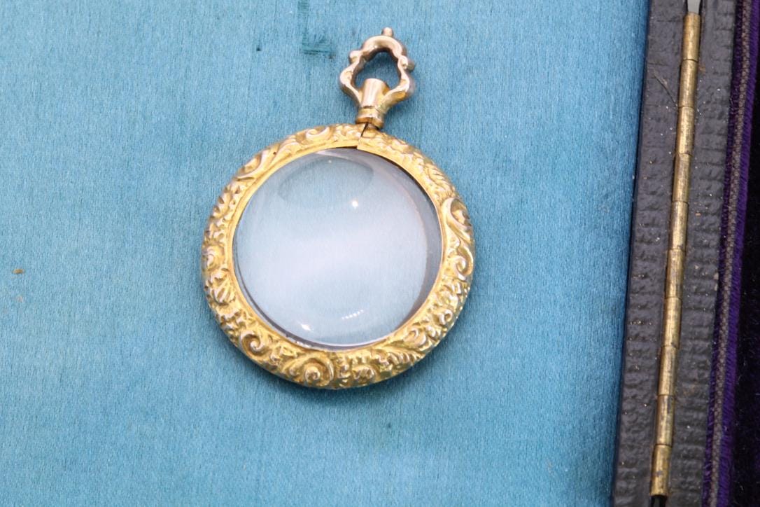 Antique 9ct Yellow Gold Embossed Locket