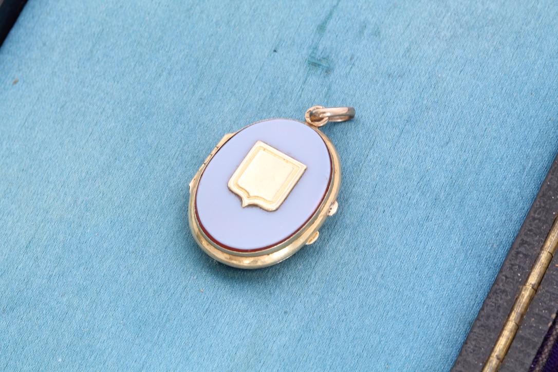 Antique 15ct Gold Sardonyx Shield Locket