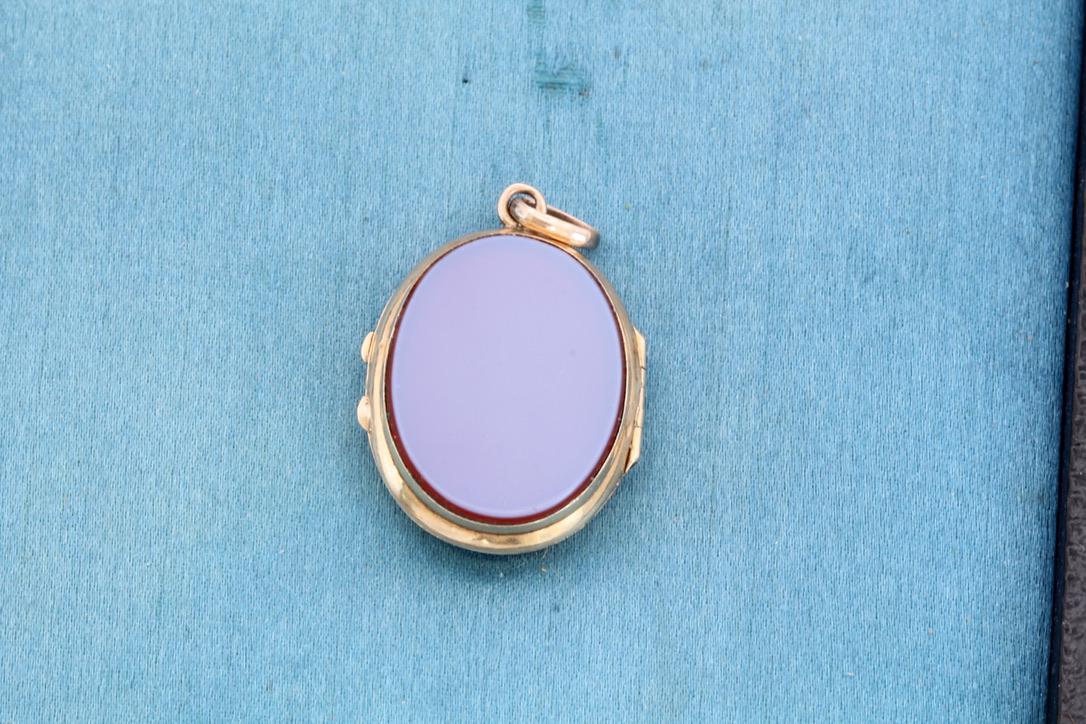 Antique 15ct Gold Sardonyx Shield Locket