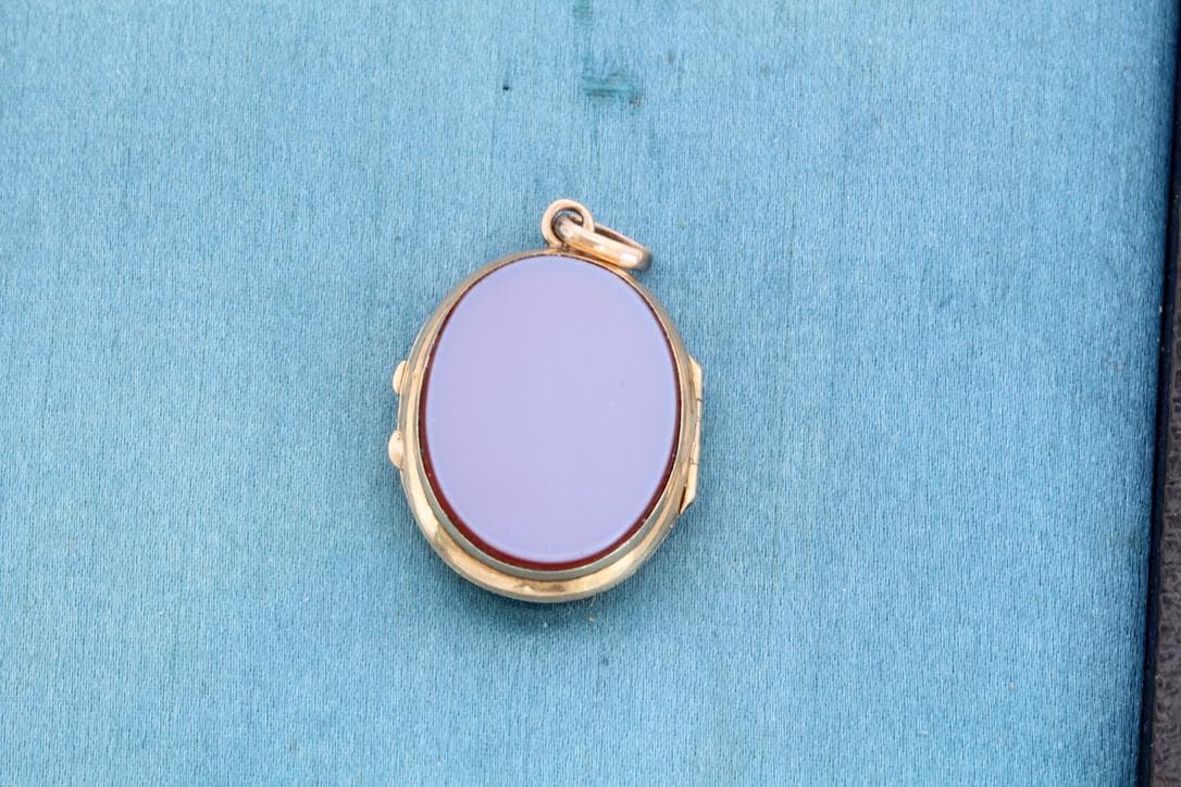 Antique 15ct Gold Sardonyx Shield Locket