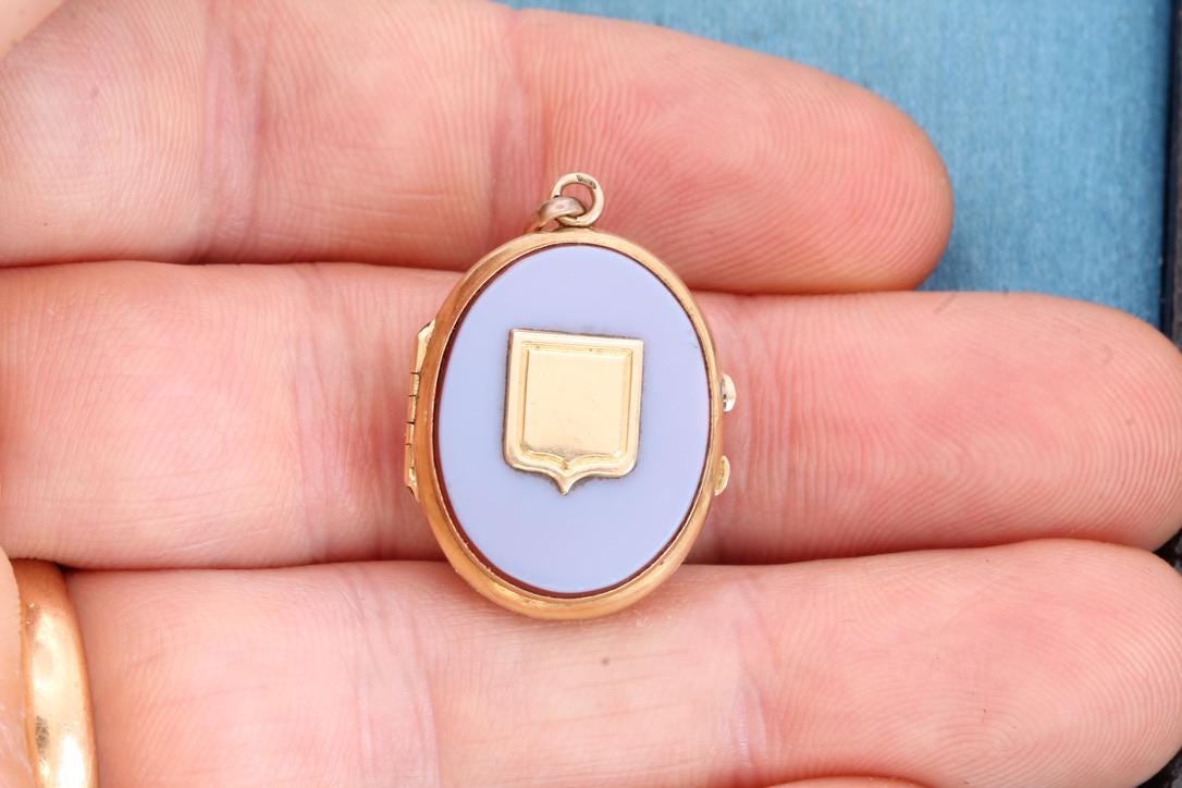 Antique 15ct Gold Sardonyx Shield Locket