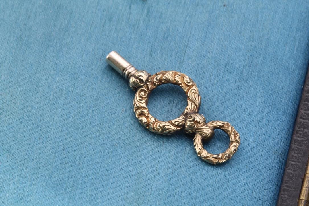 Antique Georgian 15ct Gold Chased Watch Key, Size 5