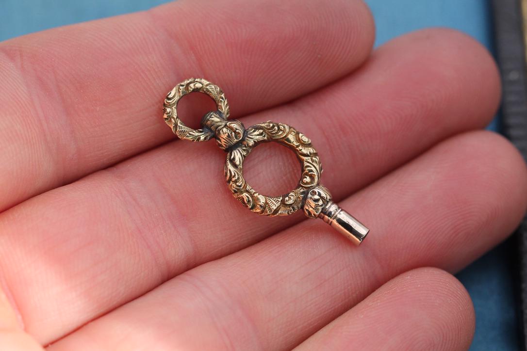Antique Georgian 15ct Gold Chased Watch Key, Size 5