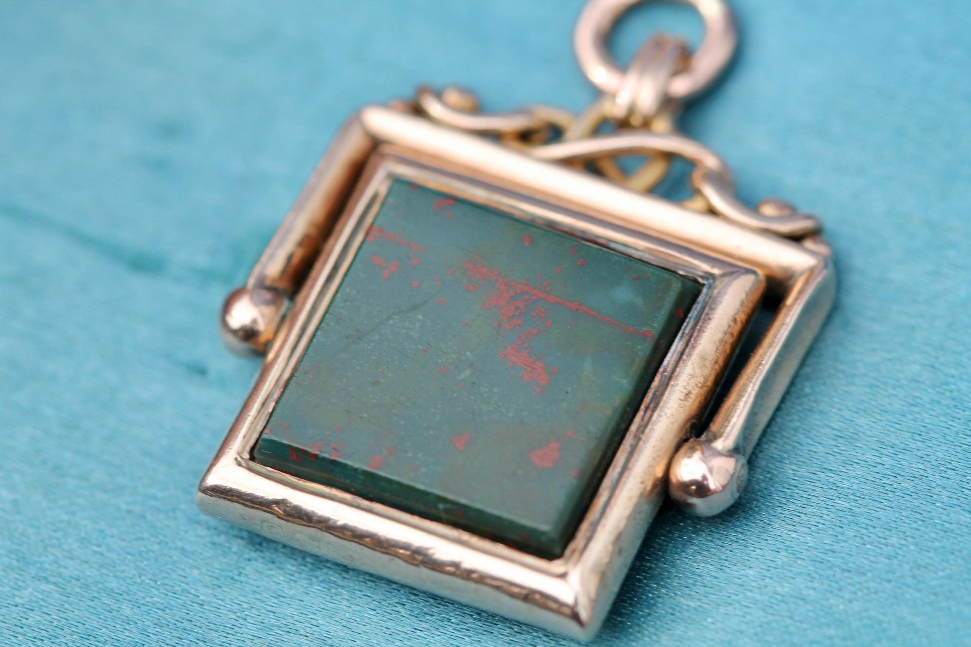 Antique-9ct-Gold-Bloodstone-Carnelian-Spinner-Pendant