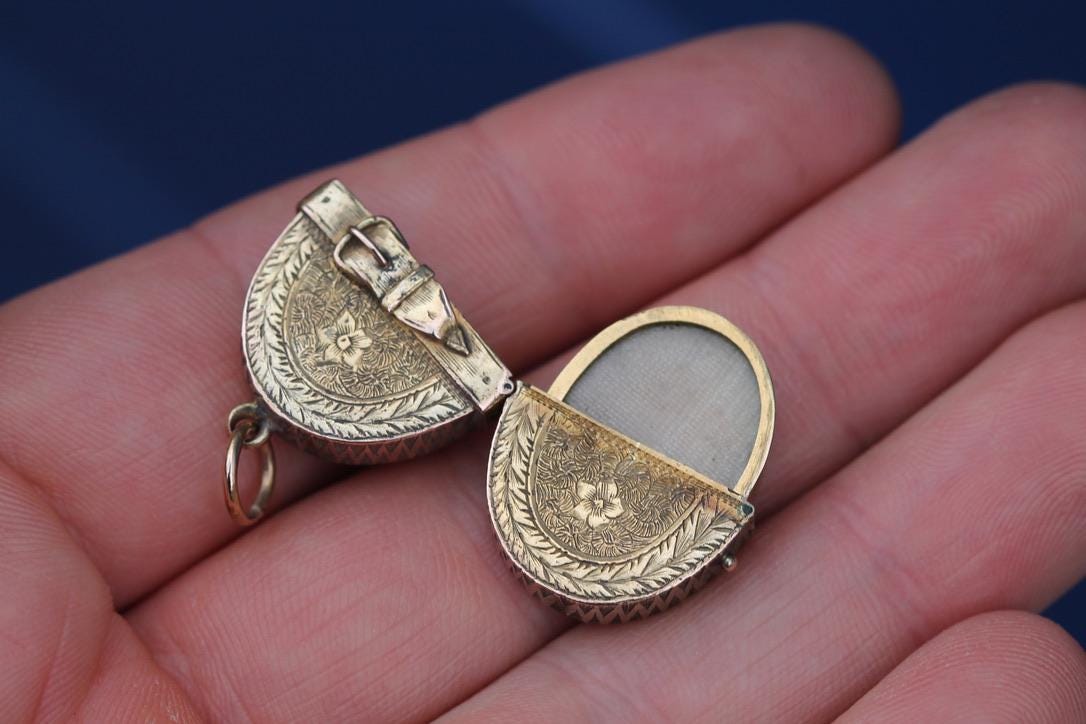 Antique 18ct Gold Buckle Forget Me Not Locket