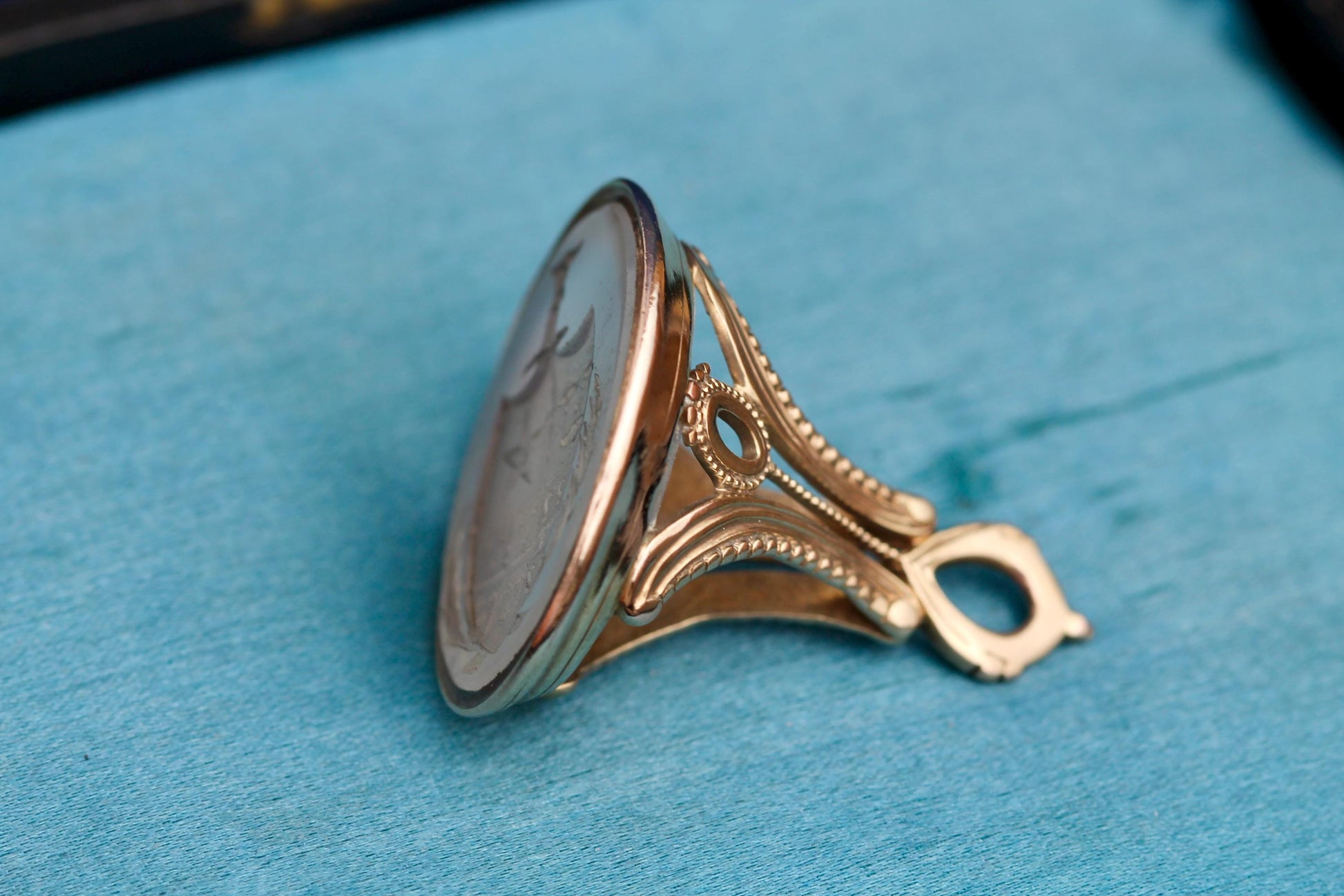Antique-9ct-Gold-Chalcedony-Intaglio-Seal,-c.1860