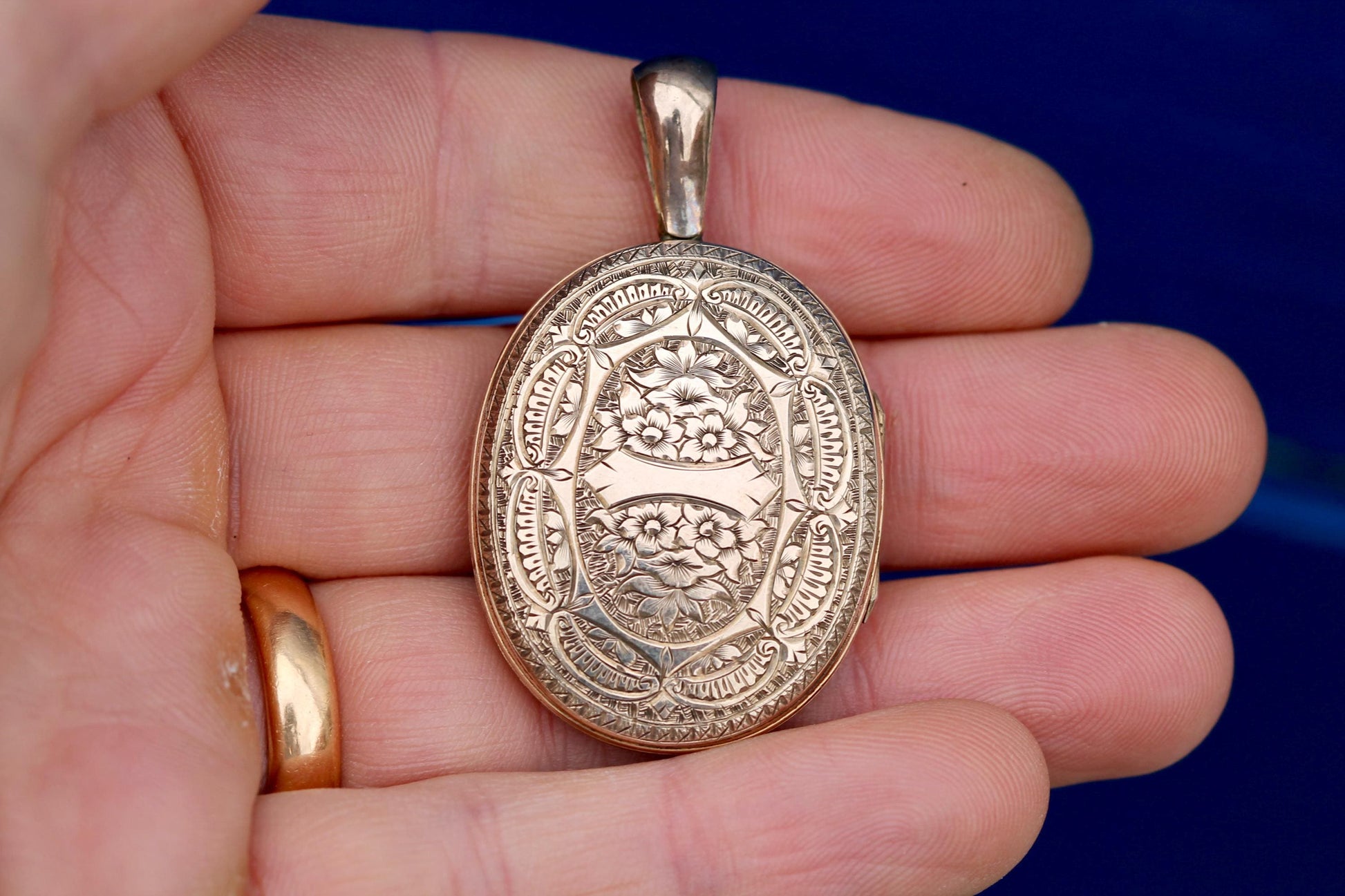 Antique-Victorian-9ct-Gold-Forget-Me-Not-Locket