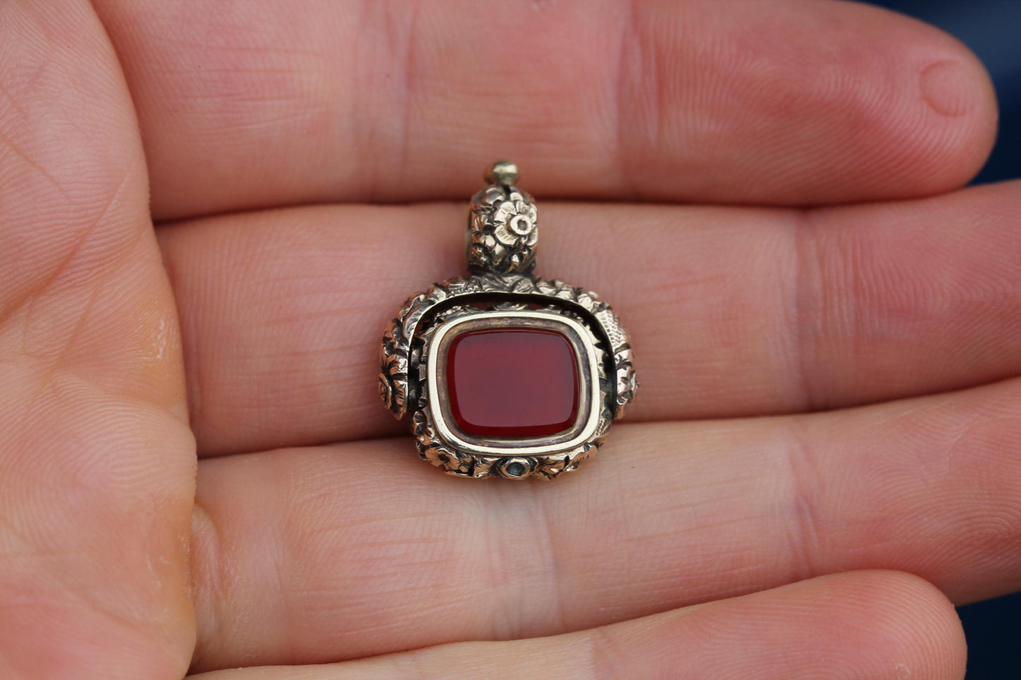 Antique Georgian 15ct Gold Chased Spinner Pendant