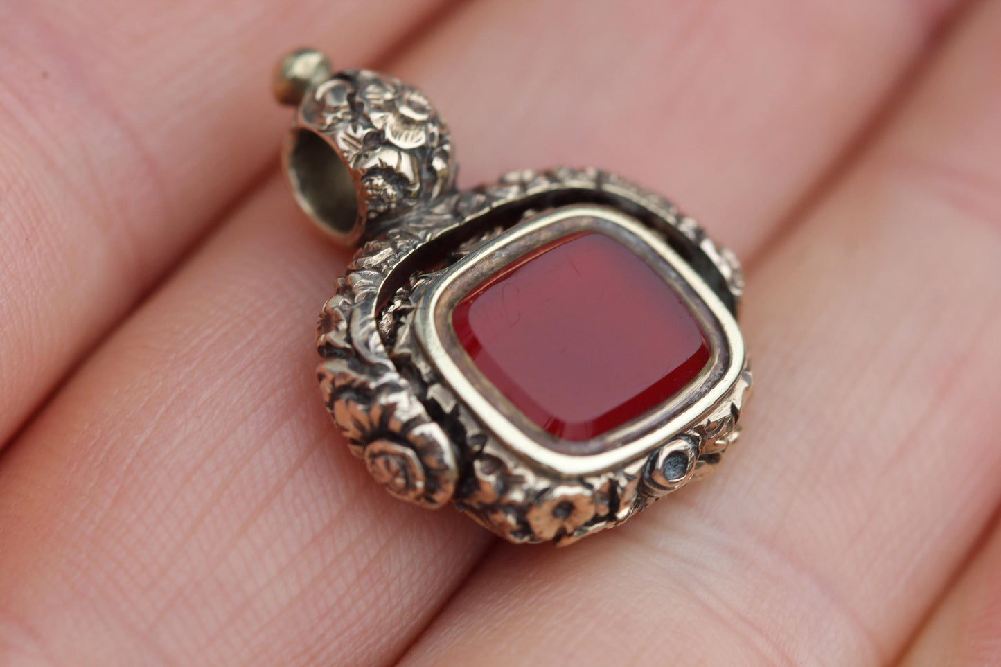 Antique Georgian 15ct Gold Chased Spinner Pendant