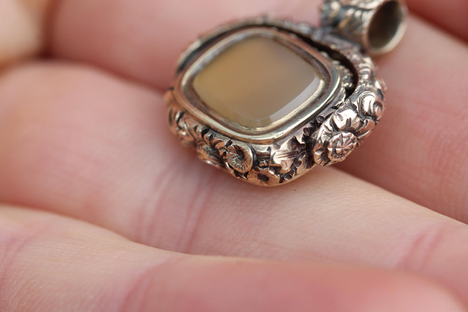 Antique-Georgian-15ct-Gold-Chased-Spinner-Pendant