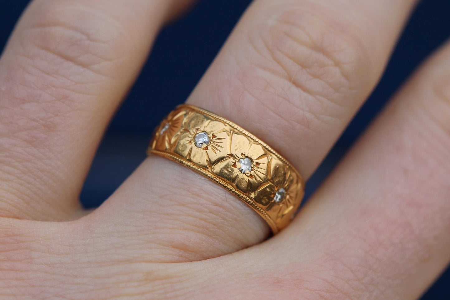 Vintage-22ct-Yellow-Gold-Forget-Me-Not-Chased-Diamond-Ring