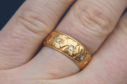 Vintage 22ct Yellow Gold Forget Me Not Chased Diamond Ring