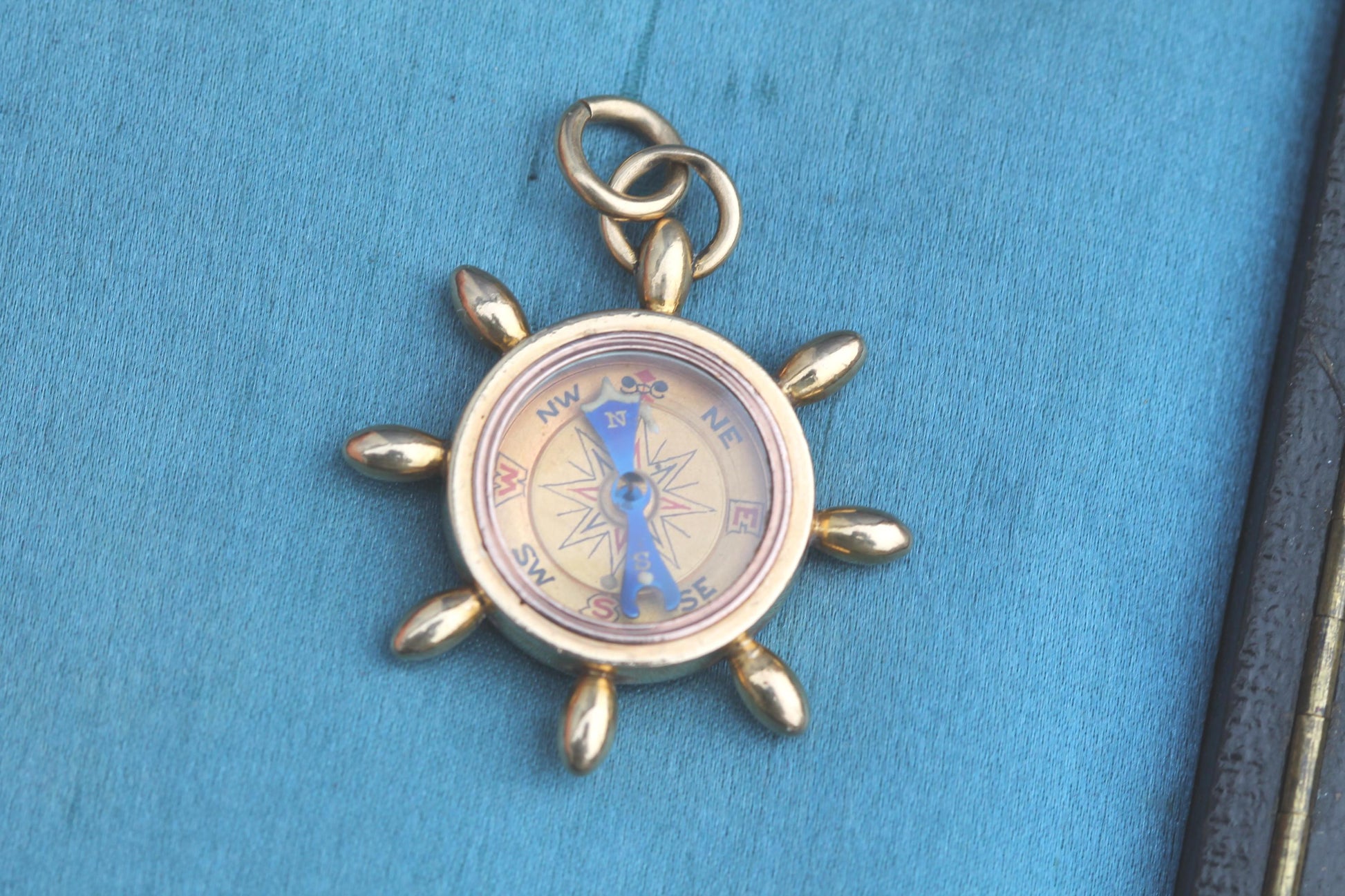 Antique-18ct-Gold-Ship’s-Wheel-Compass-Pendant,-c.1900