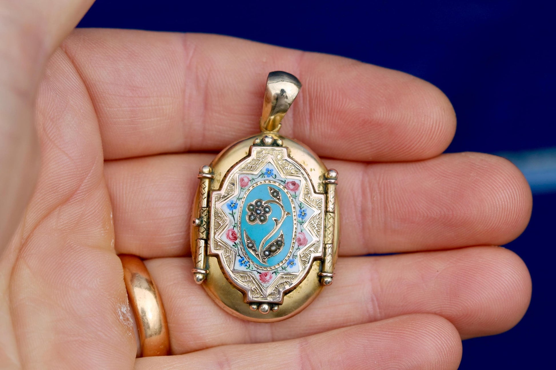 Antique-Victorian-Enamel-Rose-&-Forget-Me-Not-Locket,-1871
