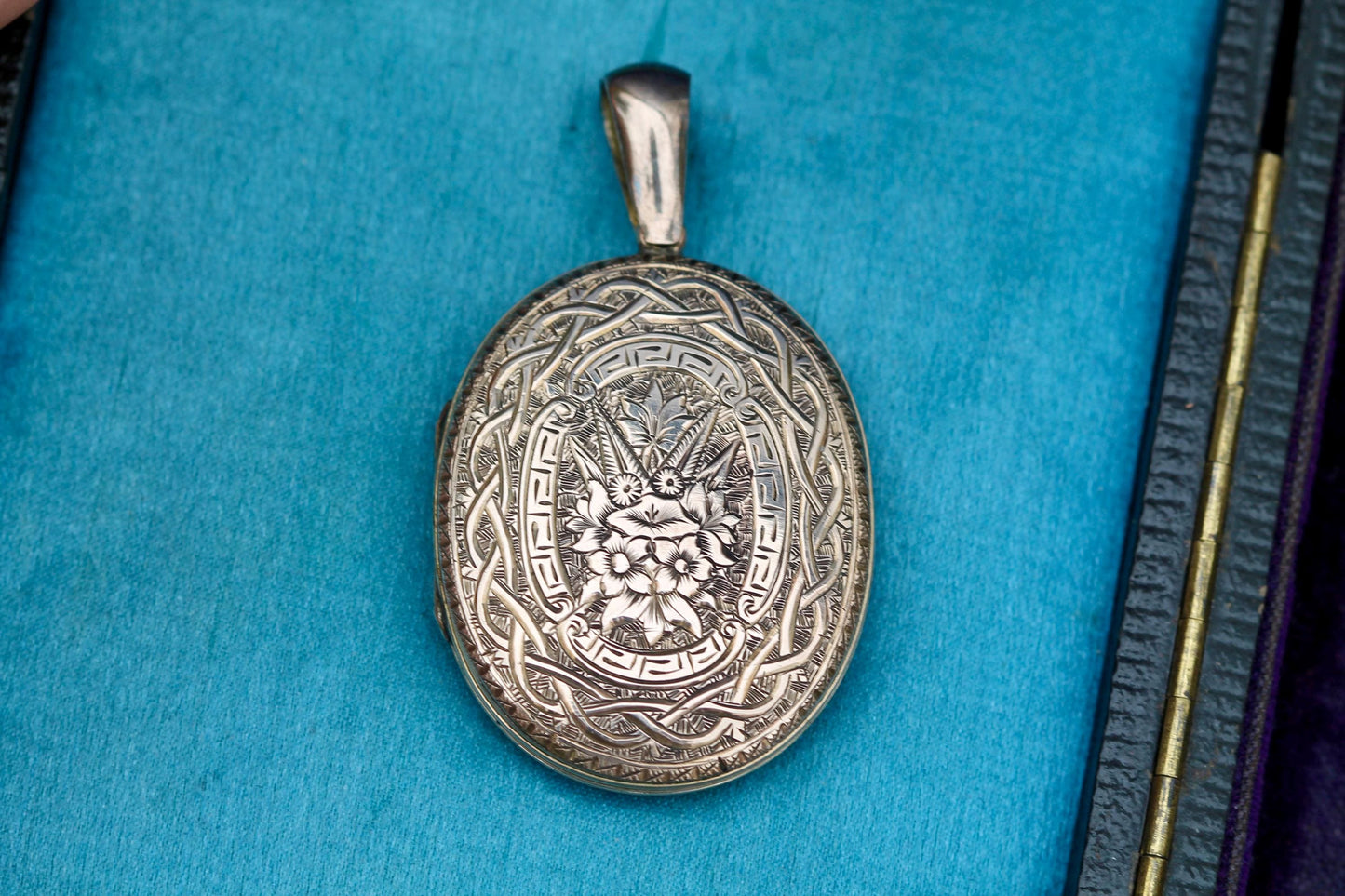 Antique Victorian 9ct Gold Forget Me Not Locket