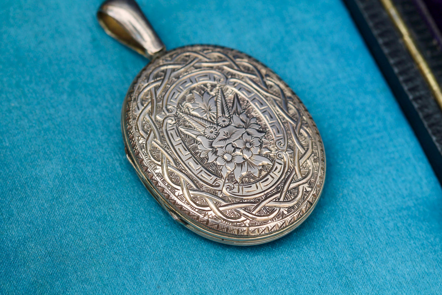 Antique Victorian 9ct Gold Forget Me Not Locket