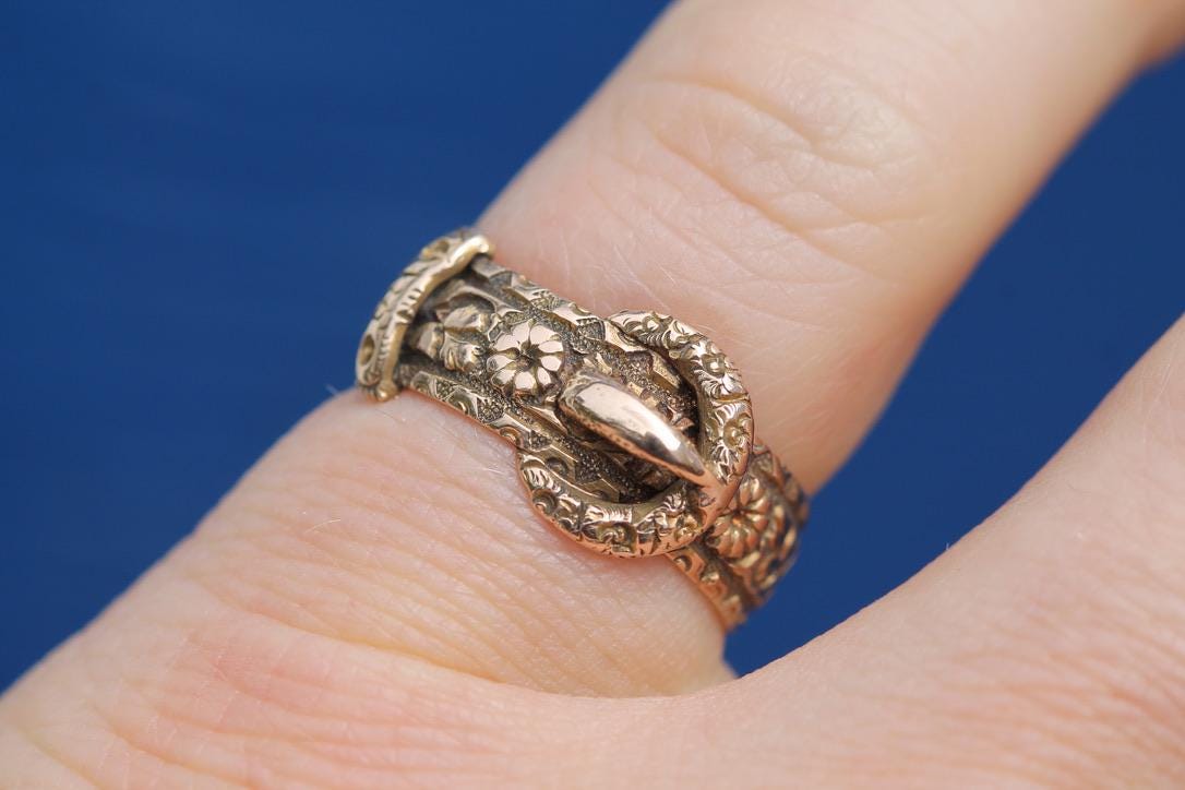 Antique 18ct Gold Finely Chased Floral Buckle Ring