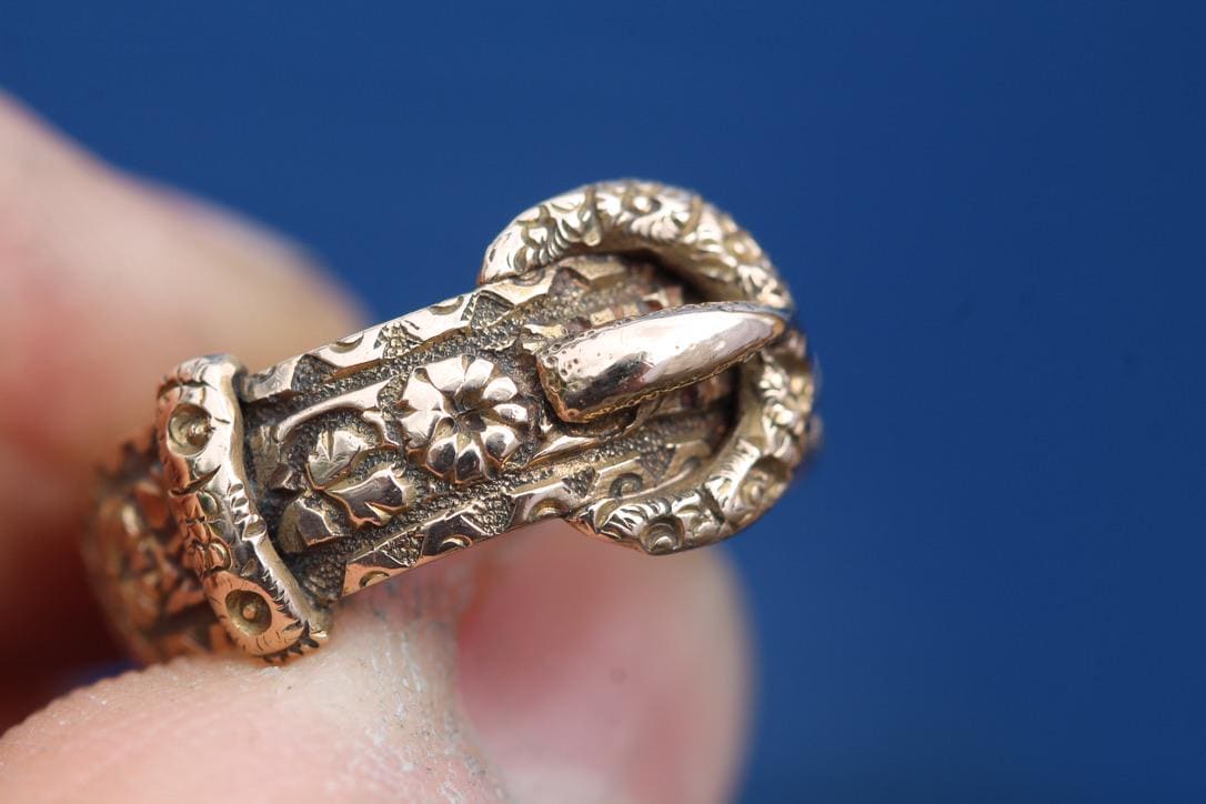 Antique 18ct Gold Finely Chased Floral Buckle Ring