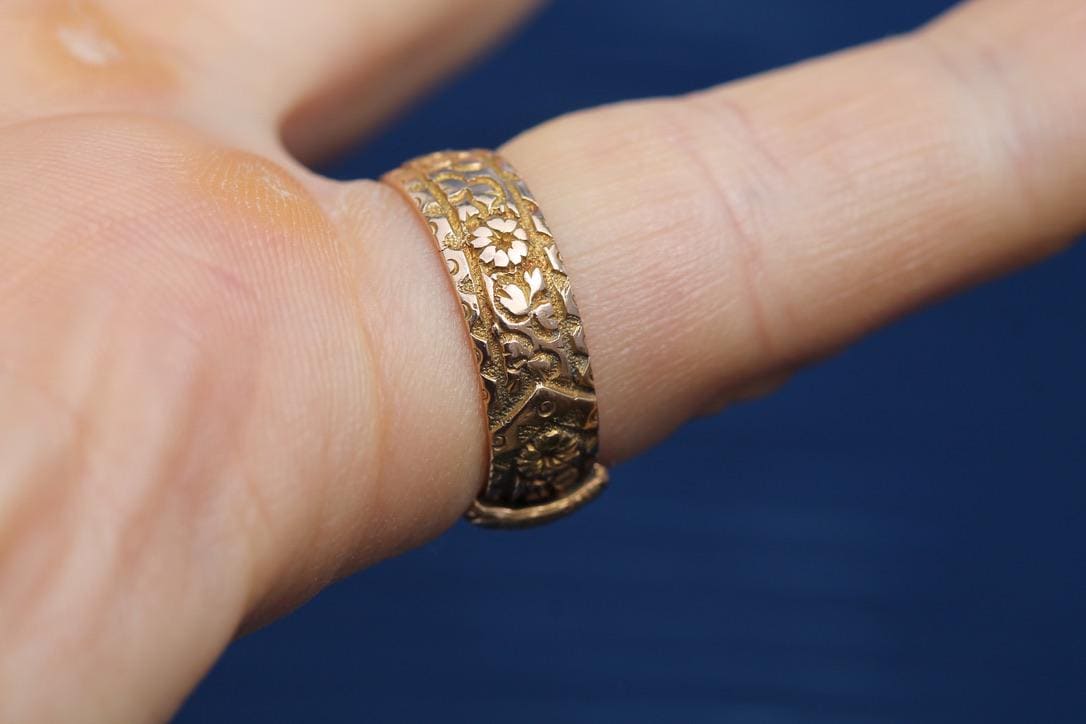 Antique 18ct Gold Finely Chased Floral Buckle Ring