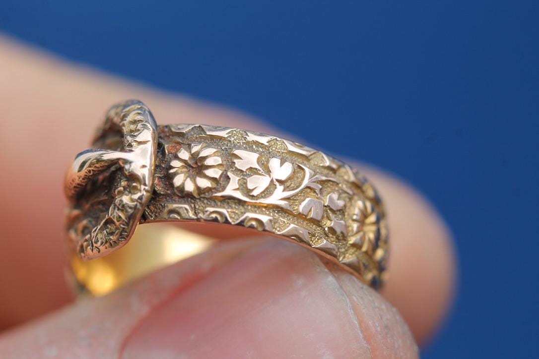 Antique 18ct Gold Finely Chased Floral Buckle Ring