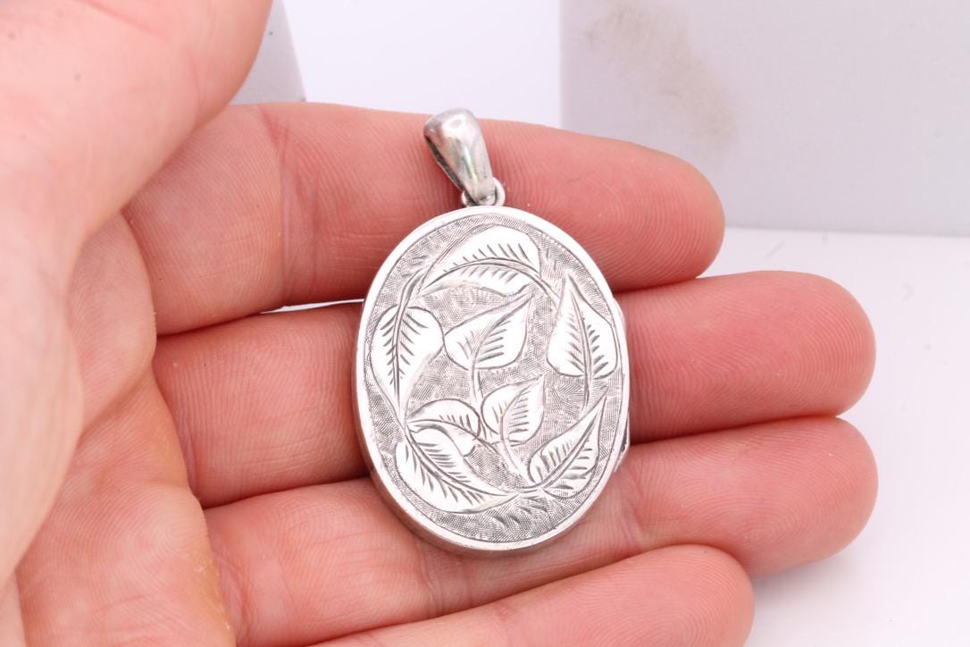 Antique-Victorian-Sterling-Silver-Ivy-Chased-Locket,-1881