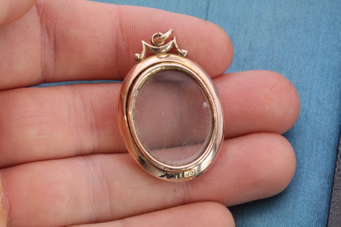 Antique-Edwardian-9ct-Gold-Oval-Glass-Locket