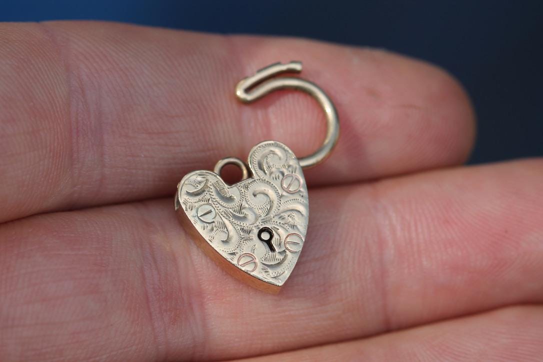 Vintage 9ct Yellow Gold Chased Heart Padlock Clasp