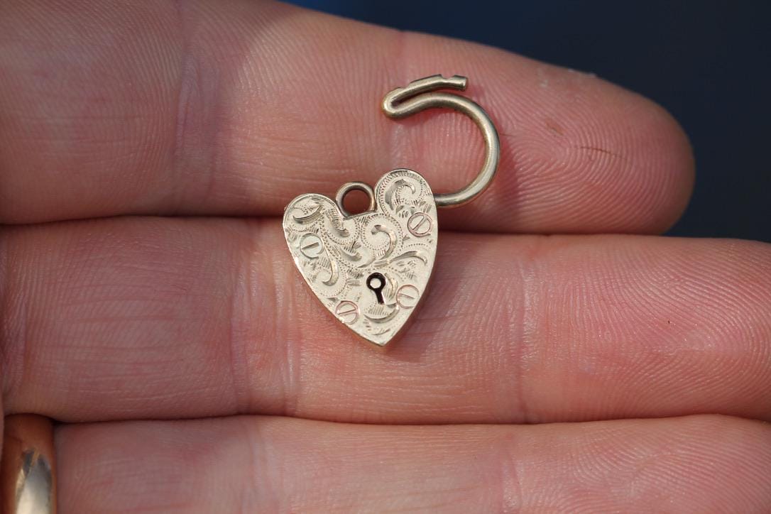 Vintage 9ct Yellow Gold Chased Heart Padlock Clasp