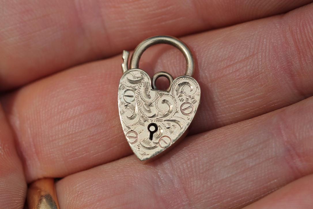 Vintage 9ct Yellow Gold Chased Heart Padlock Clasp