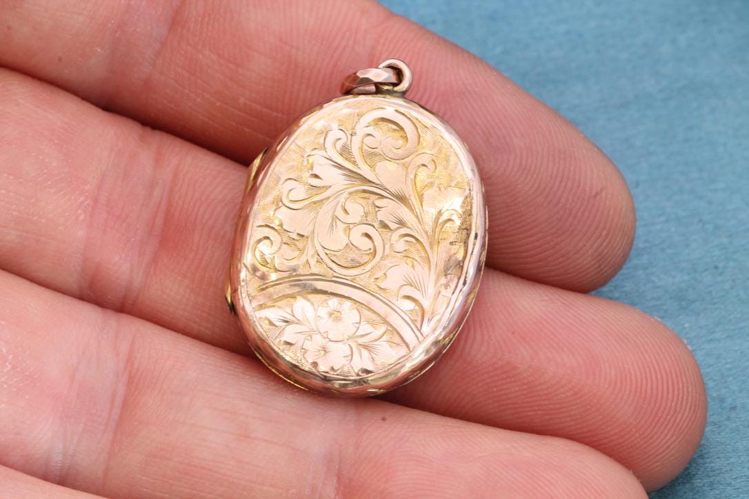 Antique 9ct Rose Gold Oval Locket | Floral Chasing | Victorian c.1890