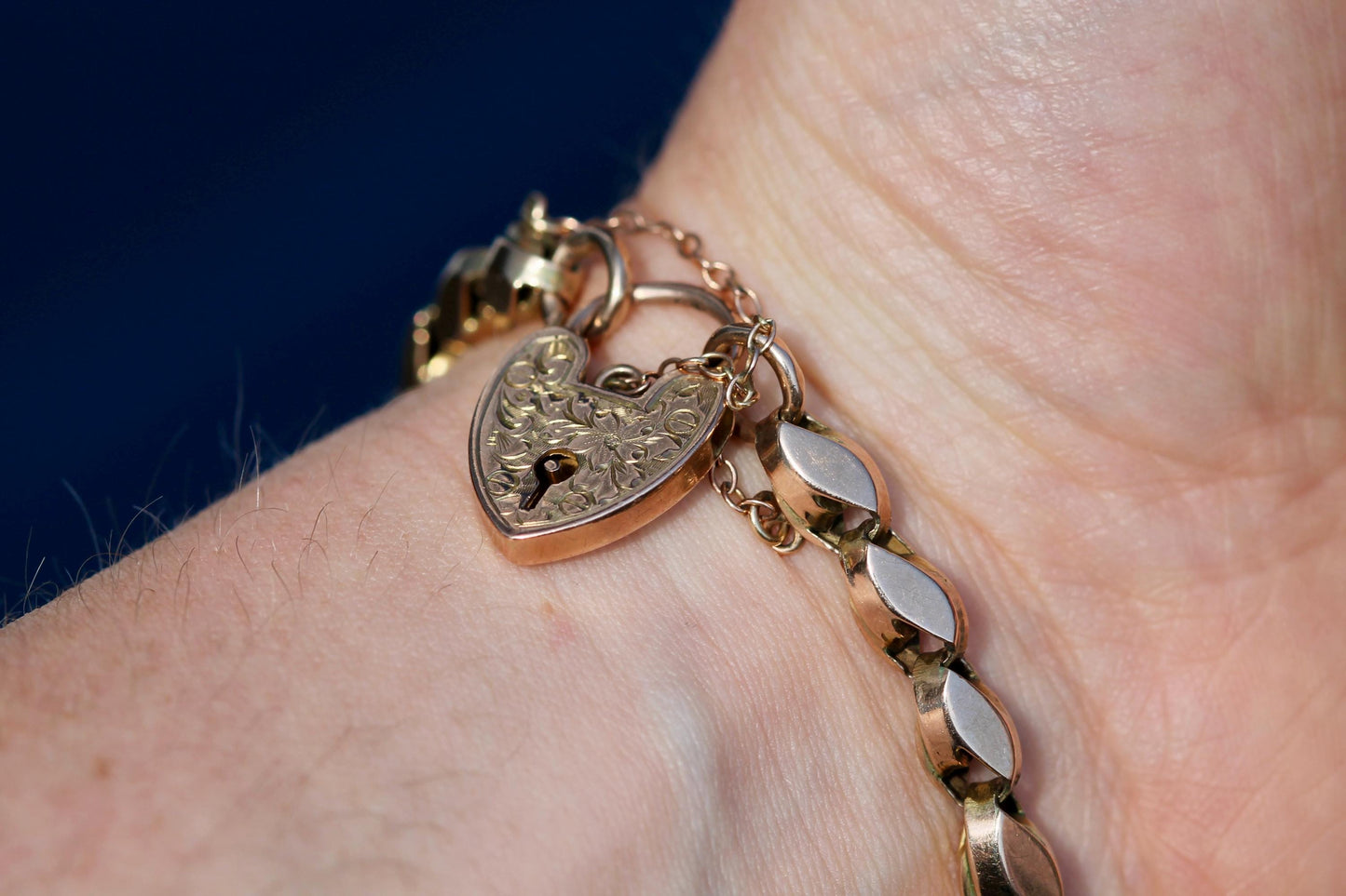 Antique-9ct-Gold-Graduated-Tulip-Link-Gate-Bracelet,-7.25"
