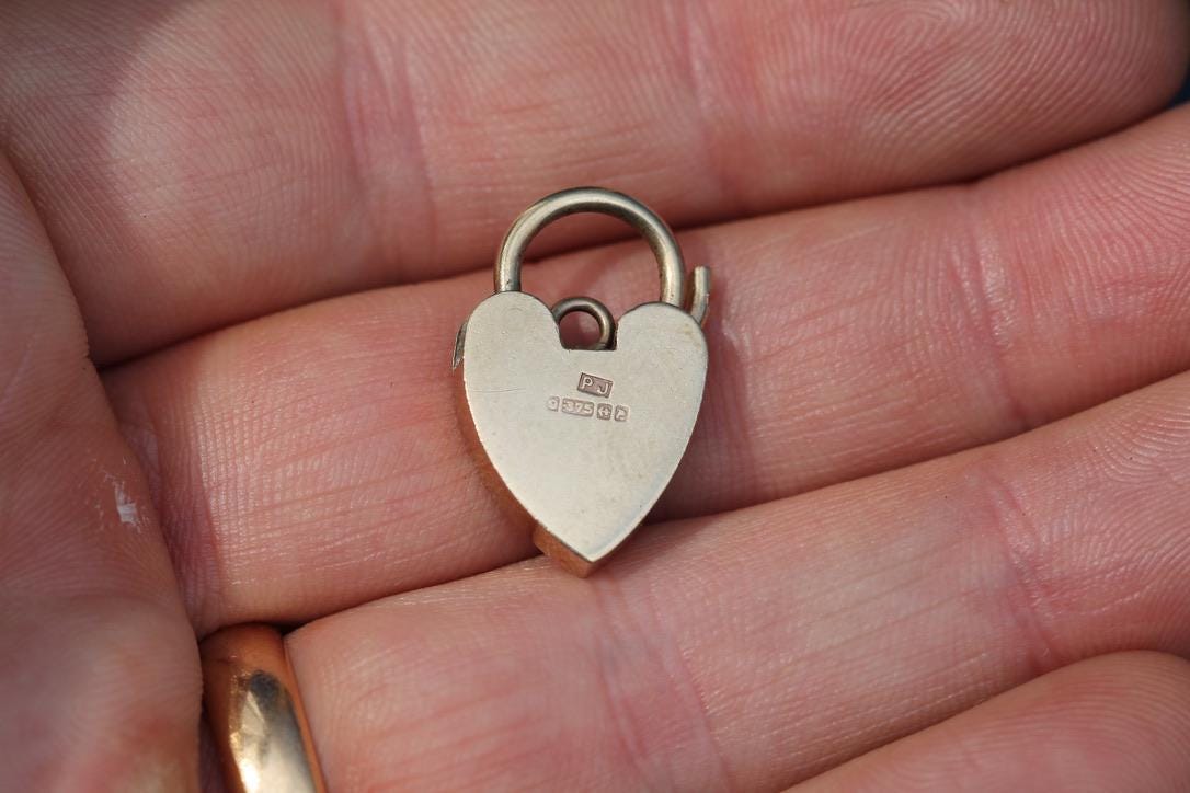 Vintage 9ct Yellow Gold Chased Heart Padlock Clasp