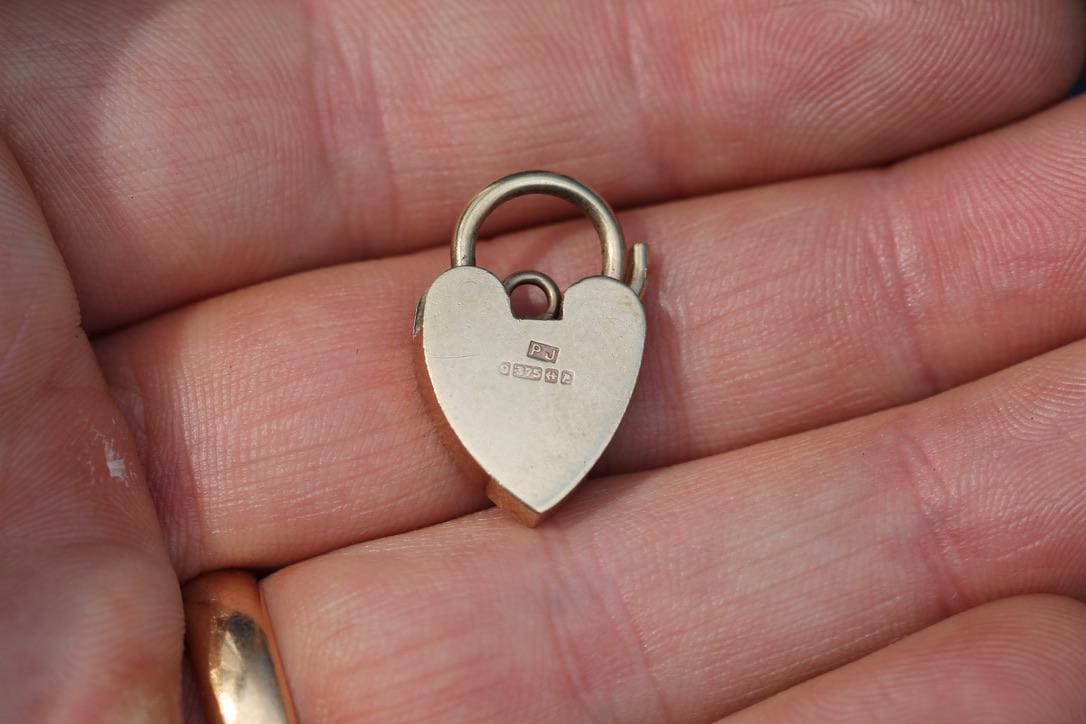 Vintage 9ct Yellow Gold Chased Heart Padlock Clasp