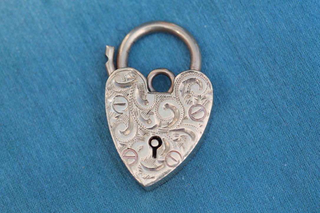 Vintage 9ct Yellow Gold Chased Heart Padlock Clasp