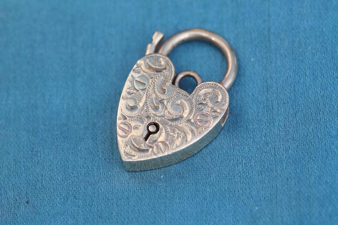 Vintage 9ct Yellow Gold Chased Heart Padlock Clasp