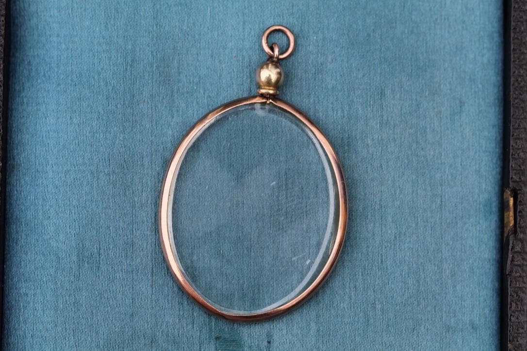 Antique 9ct Gold Oval Screw-Top Glass Locket | Keepsake Photo Locket