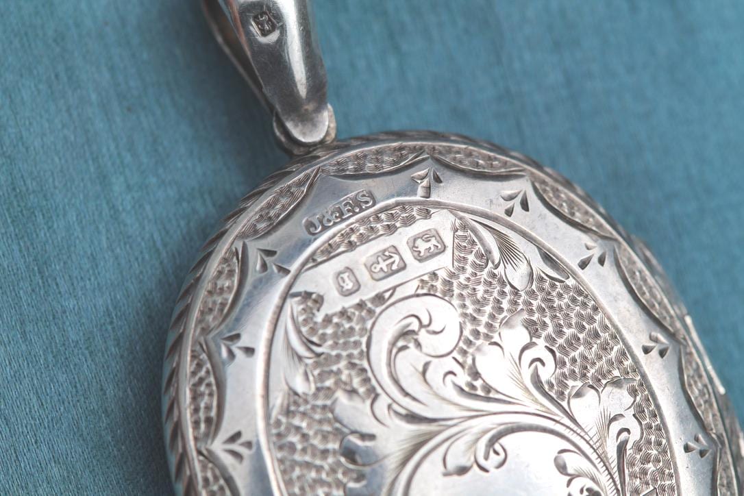 Antique-Victorian-Sterling-Silver-Locket-|-Chased-Ivy-Design-|-1881