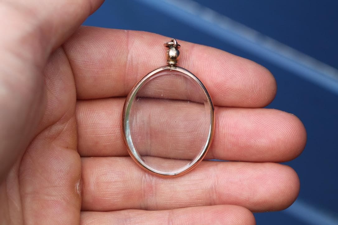 Antique 9ct Gold Oval Screw-Top Glass Locket | Keepsake Photo Locket