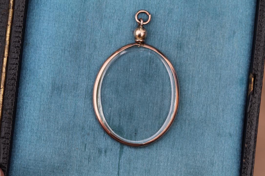Antique 9ct Gold Oval Screw-Top Glass Locket | Keepsake Photo Locket