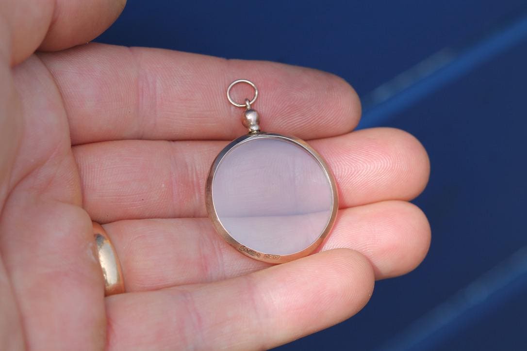 Antique 9ct Gold Screw-Top Glass Locket | Keepsake Photo Locket | 1914