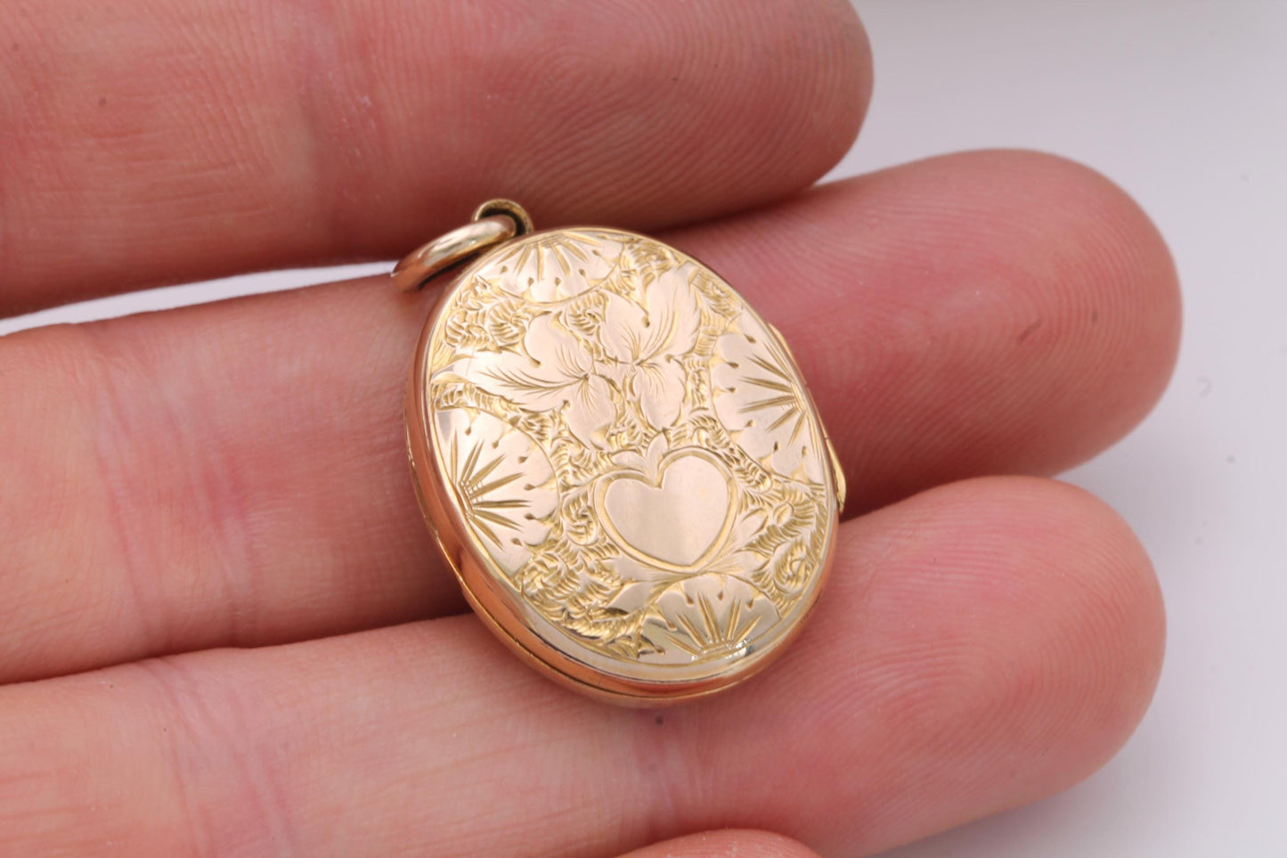 Antique 9ct Gold Locket | Ivy & Heart Chasing | Victorian c.1880