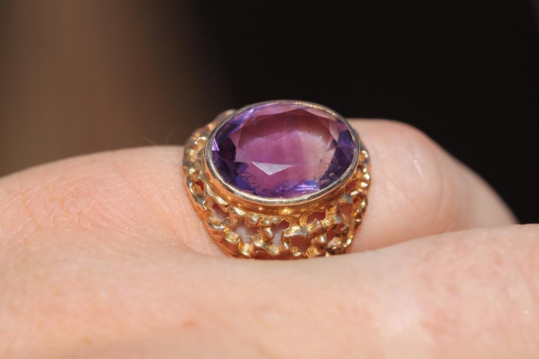 Vintage 9ct Gold Amethyst Ring | Pierced Chased Shoulders | 7ct