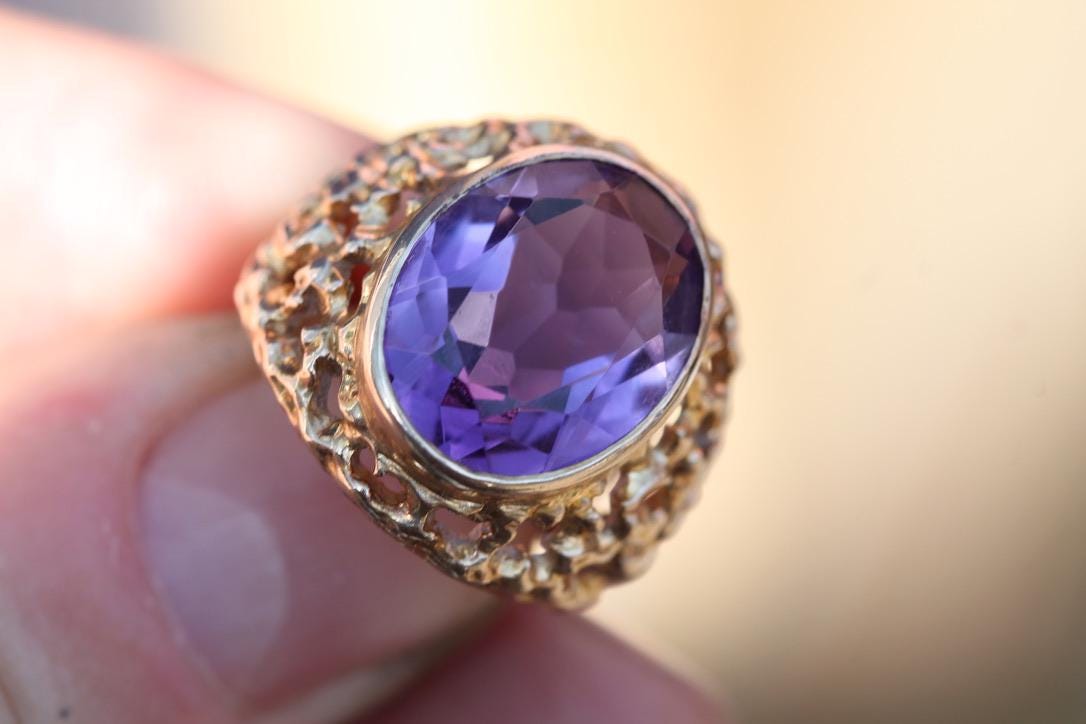 Vintage 9ct Gold Amethyst Ring | Pierced Chased Shoulders | 7ct