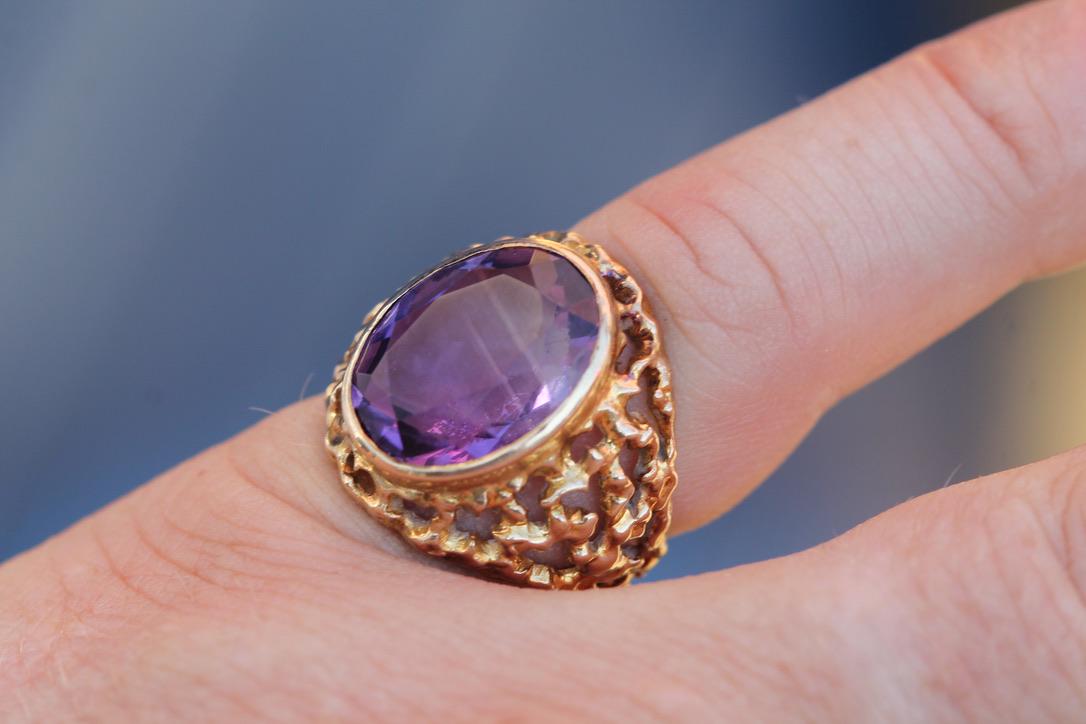 Vintage 9ct Gold Amethyst Ring | Pierced Chased Shoulders | 7ct