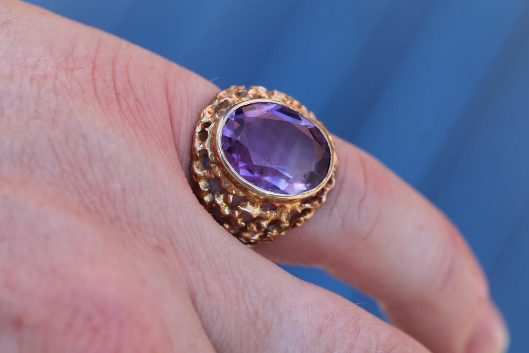 Vintage 9ct Gold Amethyst Ring | Pierced Chased Shoulders | 7ct