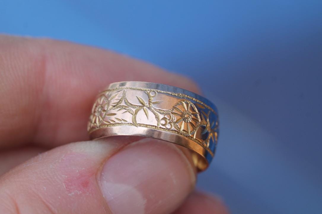 Antique 9ct Gold Chased Floral Band Ring | 1920