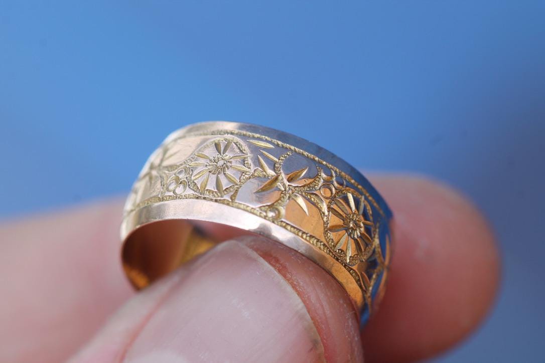 Antique 9ct Gold Chased Floral Band Ring | 1920